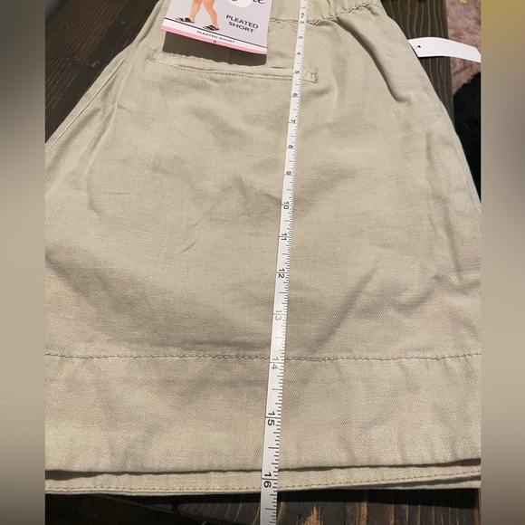 Joie Pleated Short - Picture 7 of 13